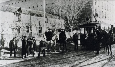 Tramstaking in Madrid, de burgerwacht valt stakers aan die proberen een tram te stoppen, gepubliceerd in het tijdschrift "Nuevo Mundo", december 1919 door Unbekannt