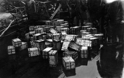 Transport van £14.000.000 aan goud op het Britse slagschip HMS Malaya, 1940 door Unbekannt