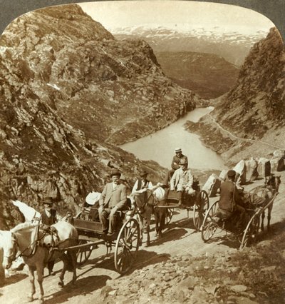Reizigers op bergweg door wilde kloof van Seljestad, Noorwegen, ca. 1905 door Unbekannt