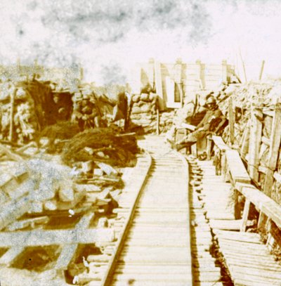 Loopgraven en spoorlijn, Yser zuid, Diksmuide, België, c1914-c1918 door Unbekannt