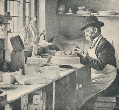 Het bijwerken van delen van ruwe klei, c1917 door Unbekannt