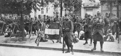 Troepen en vlag van de Franse 102e infanterie, Saint-François-Xavier, Parijs, Frankrijk, augustus 1914 door Unbekannt