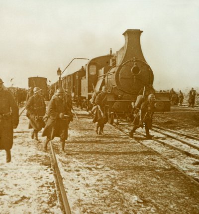 Troepen ontschepen van stoomtrein, c1914-c1918 door Unbekannt