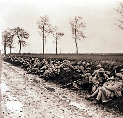 Troepen rusten langs de kant van een weg, Noord-Frankrijk, ca. 1914-1918 door Unbekannt