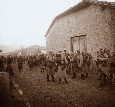 Troepen met rugzakken, Somme, Noord-Frankrijk, circa 1914-circa 1918 door Unbekannt