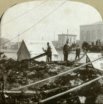 Ware moed - Kapper schildert bord op tent op trottoir van voormalige plaats, 1906 door Unbekannt