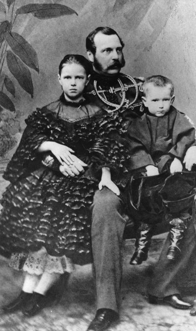 Tsaar Alexander II van Rusland met zijn dochter Maria en zoon Sergei, c1860-c1862 door Unbekannt