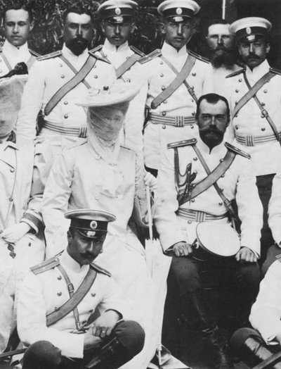 Tsaar Nicolaas II en Tsarina Alexandra Fjodorovna van Rusland met een groep legerofficieren door Unbekannt