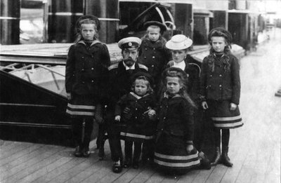 Tsaar Nicolaas II en Tsarina Alexandra van Rusland en hun kinderen, 1907 door Unbekannt