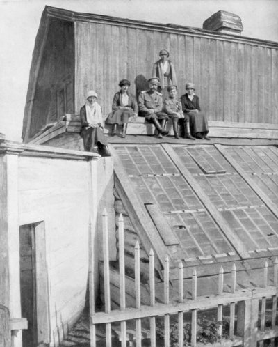 Tsaar Nicolaas II en zijn kinderen zittend op een kas, Tobolsk, Siberië, Rusland, 1917 door Unbekannt