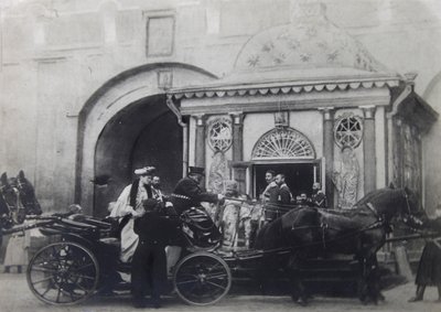 Tsarina Alexandra Fjodorovna bezoekt de Iberische Kapel, Moskou, Rusland door Unbekannt