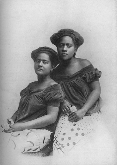 Twee Fijische prinsessen met het haar in Europese stijl, 1902 door Unbekannt