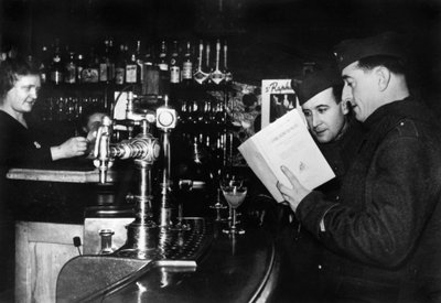 Twee Franse soldaten met verlof in een café, ca. 1939-1940 door Unbekannt