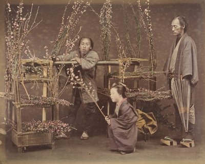 [Twee Japanse Mannen en Een Japanse Vrouw Poseren met Bloeiende Takken], 1870s door Unbekannt