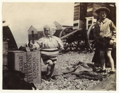 Twee kinderen bij badmachines, circa 1895 door Unbekannt
