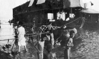 Tweede dekker schuit gebruikt om Britse troepen over de Tigris te verplaatsen van Amarah naar Bagdad, 1918 door Unbekannt