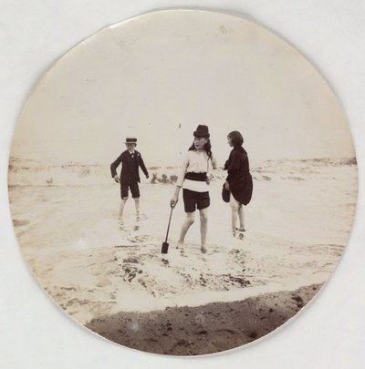 Twee meisjes en een jongen die in de zee pootjebaden, ca. 1890 door Unbekannt
