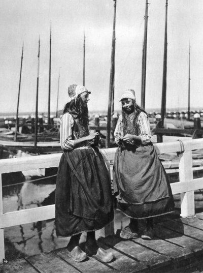 Twee meisjes op het aanlegsteiger, Marken, Nederland, ca. 1934 door Unbekannt