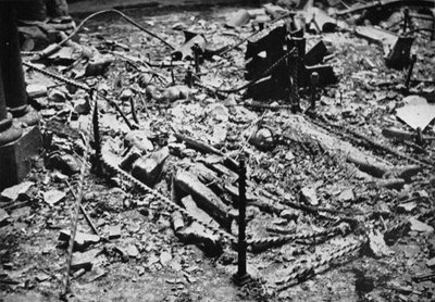 Twee van de beeltenissen van de Ridders in de ronde van de Tempelkerk, verwoest door brand, 1941 door Unbekannt