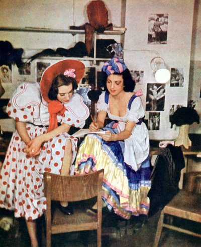 Twee vrouwen uit de operette Zoals eens in mei, door Walter Kollo, Berlijn, 1943 door Unbekannt