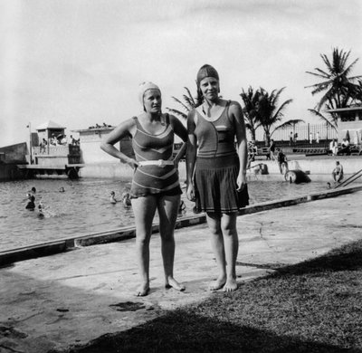 Twee vrouwen in badpakken naast een zwembad, Balboa, Panama door Unbekannt