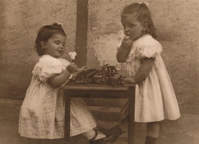 Twee jonge meisjes bij een tafel, 1937 door Unbekannt