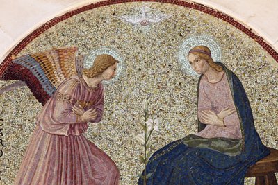 Tympanon mozaïek dat de Aankondiging uitbeeldt in Madonna della Scala Benedictijnse abdij, Noci, Apulië, Noci, Italië door Unbekannt