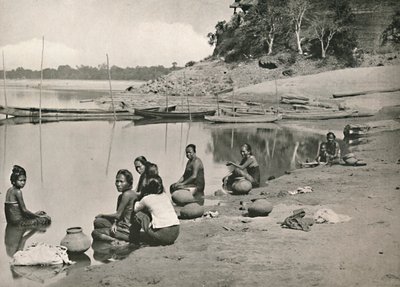 Typisch rivierscène aan de grote Irrawaddy - Vrouwen baden en halen water, 1900 door Unbekannt