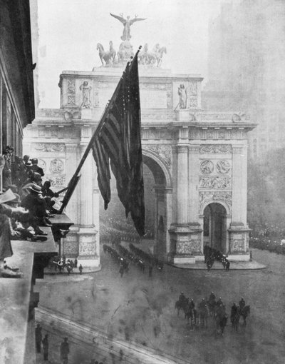 1e Leger van de VS passeert de Overwinningsboog, Madison Square, New York, VS, 10 september 1919 door Unbekannt