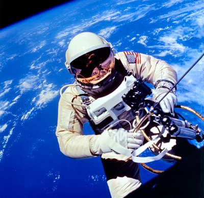 Amerikaanse astronaut Edward H. White II voert externe taken uit door Unbekannt