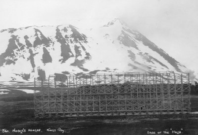 Hangar van Umberto Nobile, basis van het luchtschip Italia, Kongsfjorden, Spitsbergen, Noorwegen, 1929 door Unbekannt