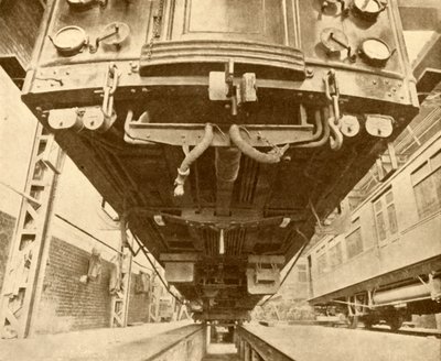 Onder de ondergrondse: Onder een elektrische wagen van de District Railway, 1930 door Unbekannt
