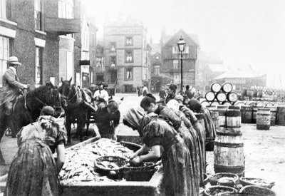 Verenigd Koninkrijk: Schotse haringgutters aan het werk in Scarborough, ca. 1890 door Unbekannt