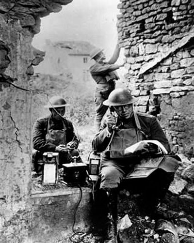 Signaalkorps van het Amerikaanse leger met gebruik van buitgemaakte Duitse telefoonapparatuur, Eerste Wereldoorlog door Unbekannt