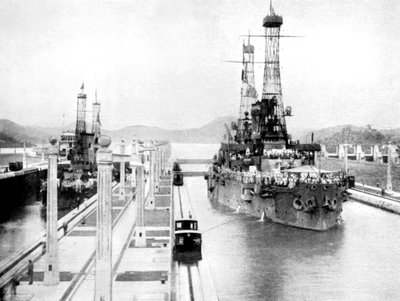 Amerikaanse oorlogsschepen die door een sluis varen, Panamakanaal, Panama, 1926 door Unbekannt