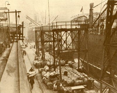 Voedsel lossen bij de Royal Albert Docks, Londen, c1930 door Unbekannt