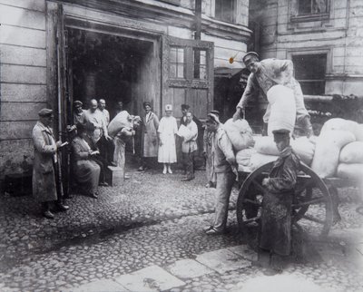 Lossen van voedsel, het Huis van Wetenschappers, Petrograd, Rusland, ca. 1920-1924 door Unbekannt