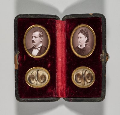 Ongenoemd Kistje met portretten van een man en vrouw en haarornamenten, c. 1870s door Unbekannt