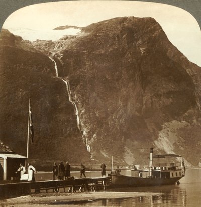 Utigards Falls vanaf de Ravnefjeld-gletsjer bij Lake Loen - vanaf Naesdal, Noorwegen, ca. 1905 door Unbekannt