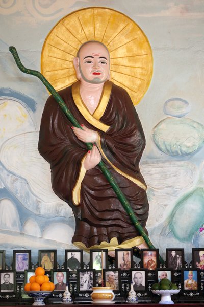Van Hanh zen boeddhistisch klooster. Boeddhistische monnik boven Vietnamees altaar voor voorouders. De verering van de doden. Dalat, Vietnam door Unbekannt