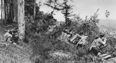 Voorhoede van Oostenrijks-Hongaarse Ulanen die een open plek in een bos bezetten, Eerste Wereldoorlog, 1917 door Unbekannt