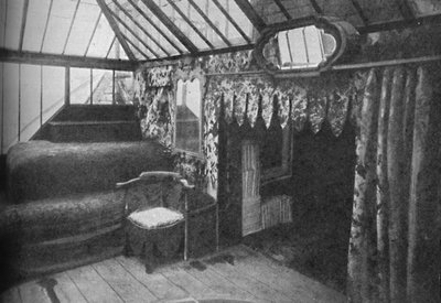 Victor Hugos studeerkamer in Hauteville House - De kamer waarin Les Miserables werd geschreven, c1925 door Unbekannt