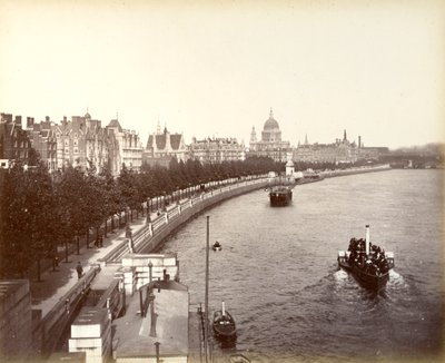 Victoria Embankment, met Temple Gardens en St. Paul