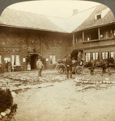 Victoria Hotel, versierd met rendiergeweien, in Kongsberg, in ruig Noorwegen, ca. 1905 door Unbekannt