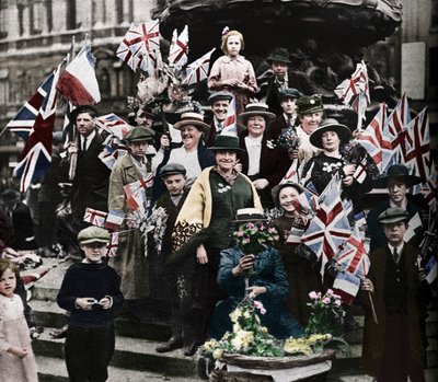 Overwinningsvieringen onder Eros, Piccadilly, Londen door Unbekannt