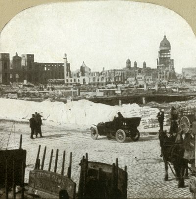 Uitzicht vanaf het distributiestation van de Moulder School, met tonnen meel op de stoep, 1906 door Unbekannt