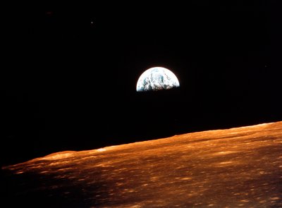 Uitzicht op de aarde vanuit Apollo 10 in een baan om de maan, 1969 door Unbekannt