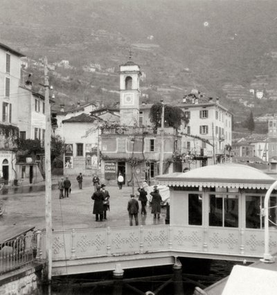 Uitzicht op Moltrasio aan de oever van het Comomeer, Italië door Unbekannt