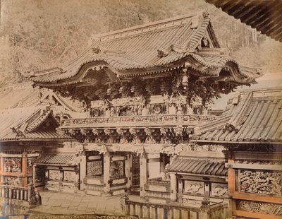 Uitzicht op Yomeimon Poort - Shinto Tempel Nikko, ca. 1890-1900 door Unbekannt