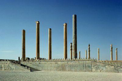 Uitzicht op de Apadana (aula) kolommen en Oostelijke trap, Achaemenidische periode, 5e eeuw v.Chr. door Unbekannt